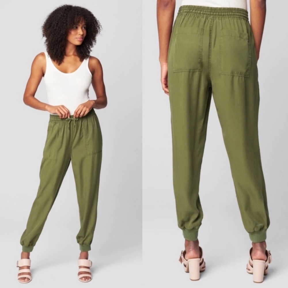 Blank NYC Roll the Dice Green Lightweight Joggers Size M
